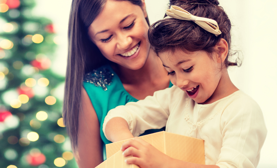 5.1-Box-3-B-stock-photo-happy-young-family-in-empty-room-with-moving-boxes