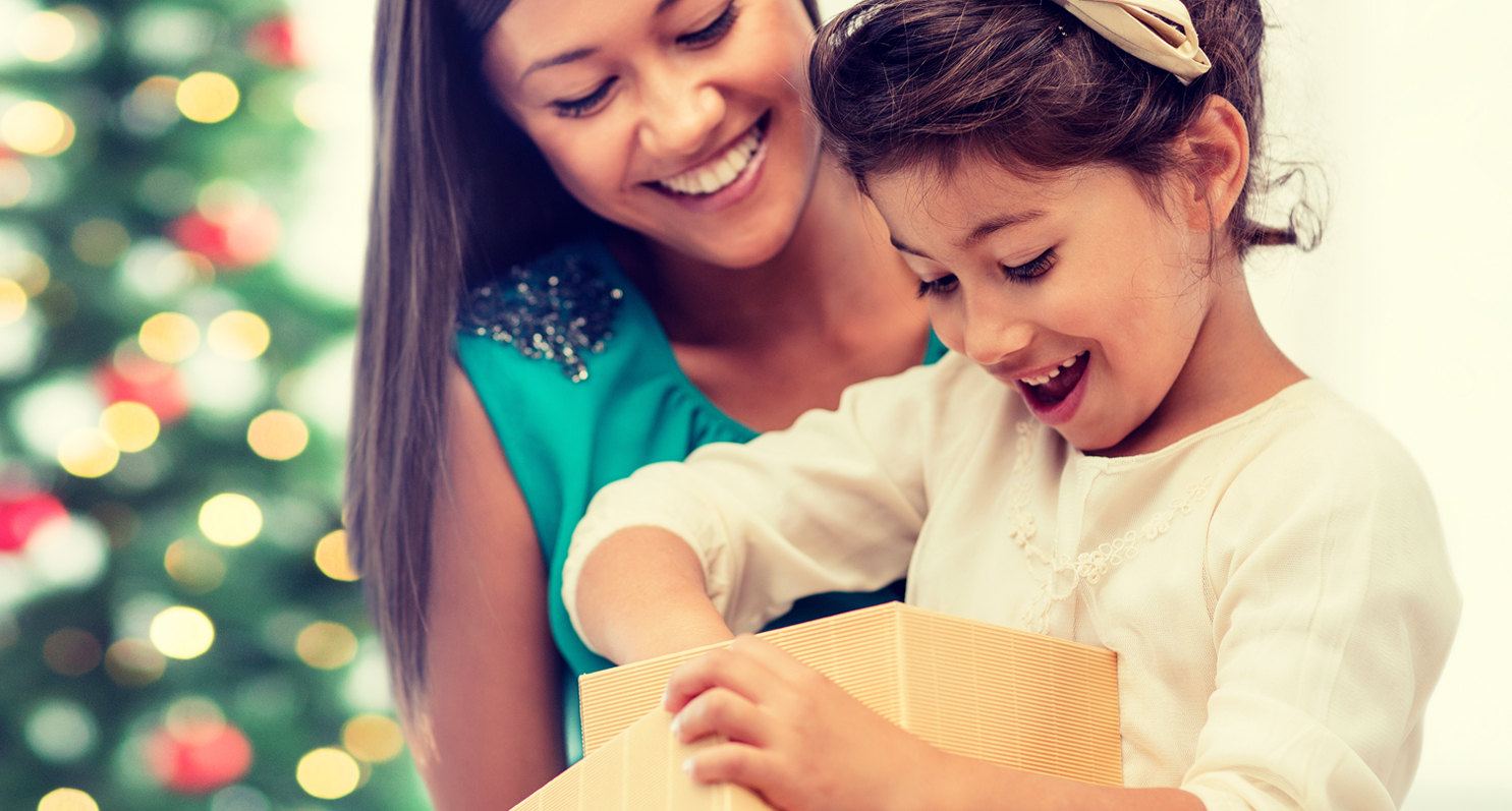 8.0-A-Peg-holidays-presents-christmas-xmas-concept-happy-mother-and-child-girl-with-gift-box